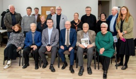 Po susitikimo. S. Tomileko sedi centre. Leonardo Skirpsto nuotrauka Po susitikimo. S. Tomileko sedi centre. Leonardo Skirpsto nuotrauka